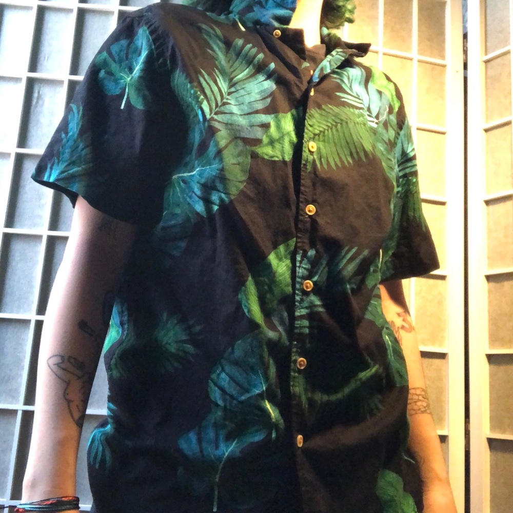 Palm Print button up